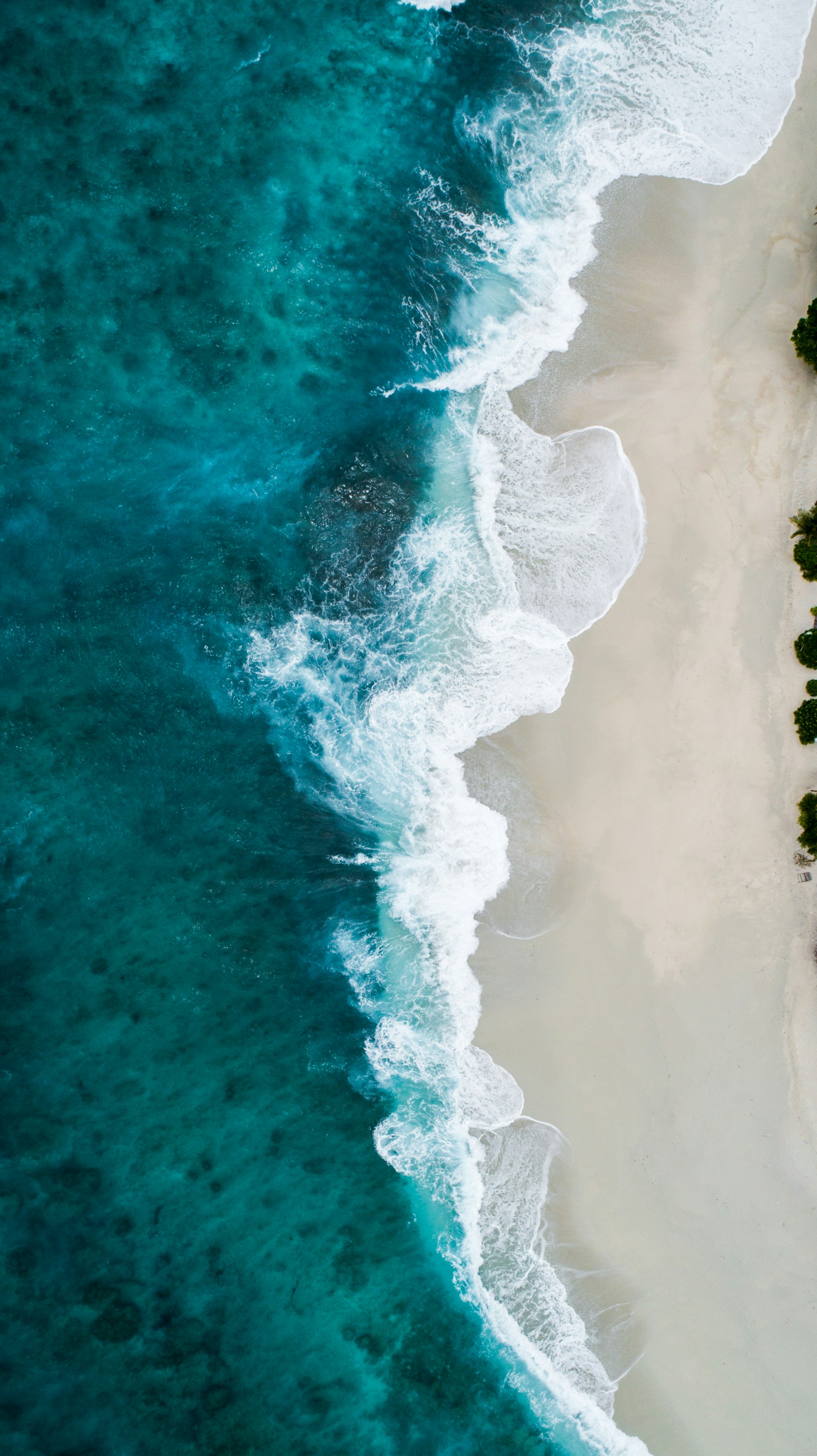 Ujęcie z drona — fale oceanu i plaża z lotu ptaka