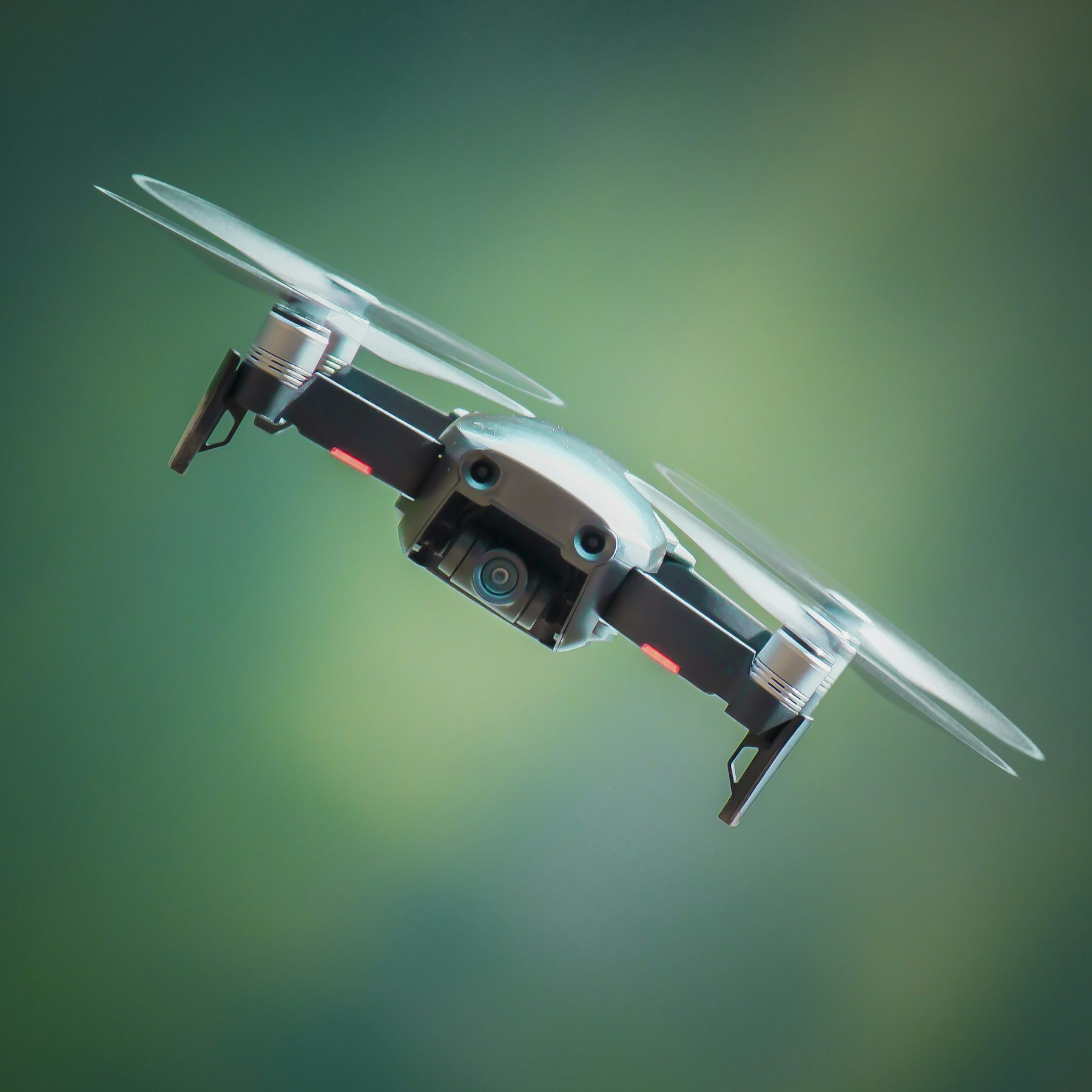 Dron DJI Mavic Air w locie — sprzęt dostępny w wypożyczalni