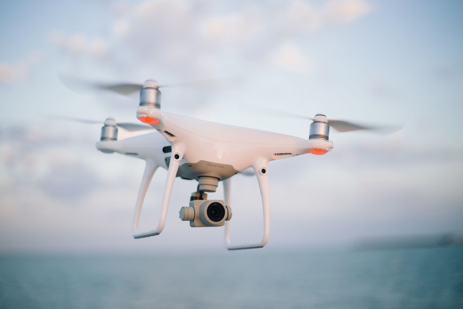 Dron DJI Phantom w locie nad morzem