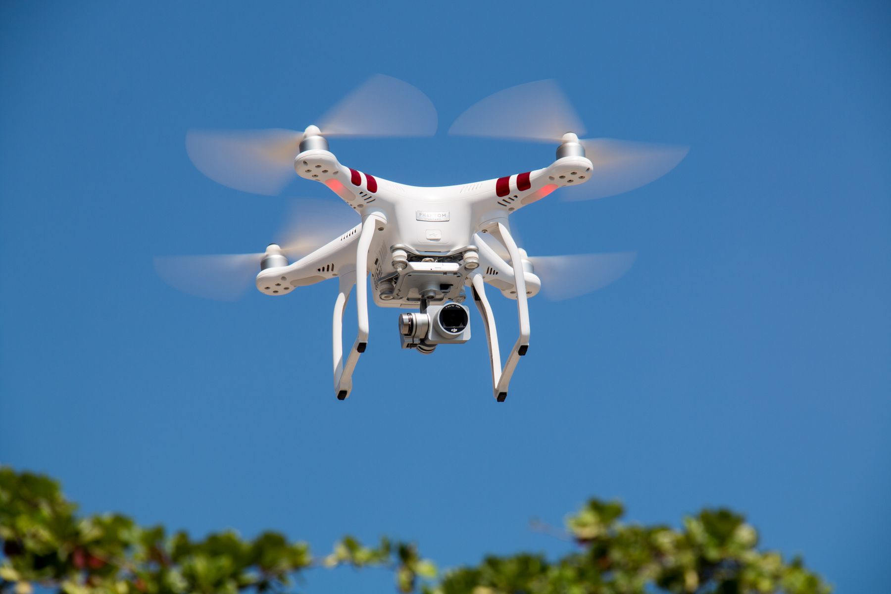 Dron z kamerą w locie — ubezpieczenie OC pilota i ochrona sprzętu