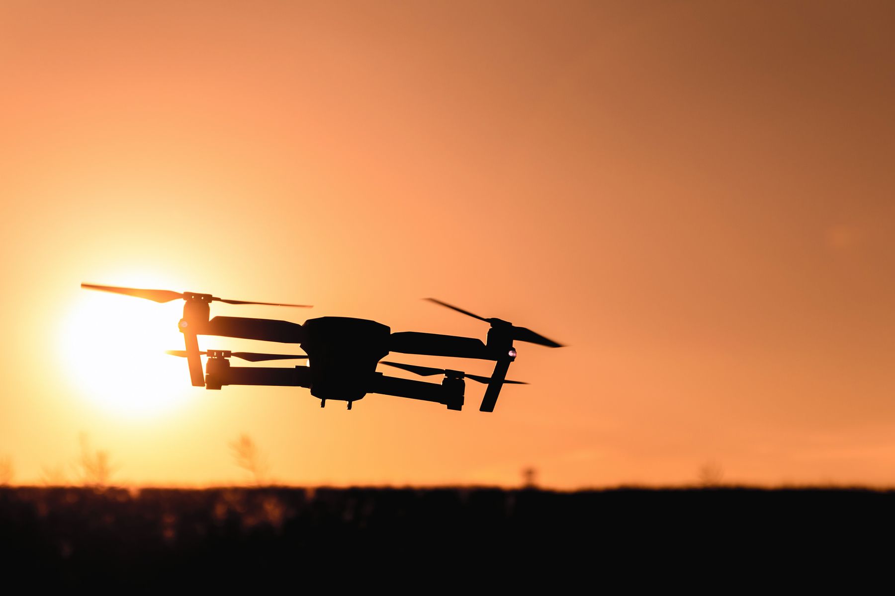 Dron w locie na tle zachodu słońca